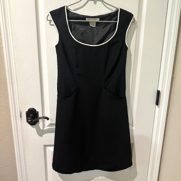Evan Picone Dresses & Skirts - Evan Picone Black and White Sleeveless Sheath Dress